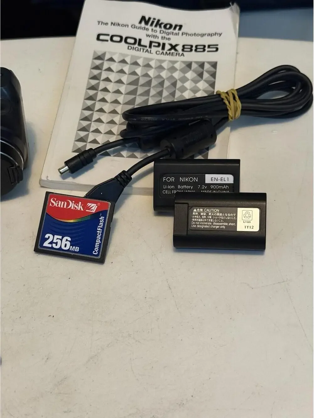 VTG Nikon Coolpix 885 Digital Camera With CF Memory Card ,W/manuals , ( Read)